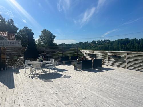 a patio with chairs and a table and a fence at Granby oasen in Sigtuna