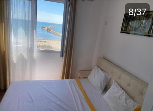 Ліжко або ліжка в номері Albi Apartmet beachfront in Shengjin