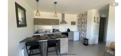 - une cuisine avec un îlot au milieu d'une pièce dans l'établissement Le jardin de Vaumartin, à Meyrargues