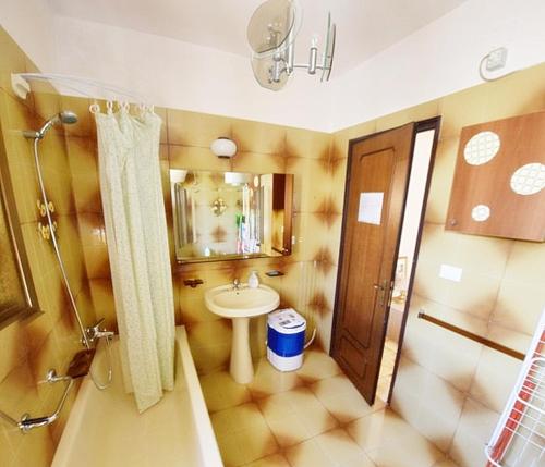 a bathroom with a sink and a shower and a toilet at Centralissimo Monolocale con Terrazzino Vista Mare in Leuca