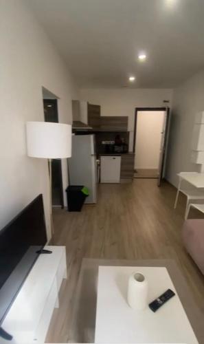 un salon avec un canapé et une table dans l'établissement Cosy City Center Suite, à Saint-Étienne