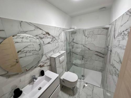 Bilik mandi di APARTMANI 4 PALME