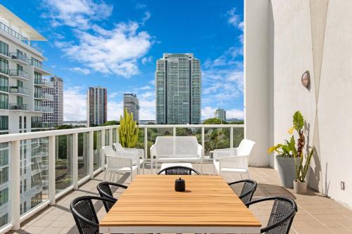 Un balcón o terraza de Roami at Habitat Brickell
