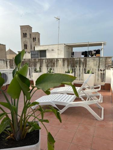 a pair of white lounge chairs on a roof at Terrazza Maté in Molfetta