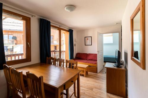 - un salon avec une table à manger et un canapé dans l'établissement Les Chalets De Bois MÉan - D - Appartement sur les hauteurs des Orres 1800 MAE-9454, aux Orres