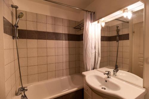 une salle de bain avec un lavabo et une baignoire et un lavabo dans l'établissement Les Chalets De Bois MÉan - D - Appartement sur les hauteurs des Orres 1800 MAE-9454, aux Orres