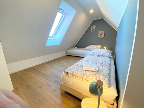 a bedroom with two beds in a attic at Timmenhus - neue Ferienwohnungen im historischen Bauernhaus in Timmendorfer Strand