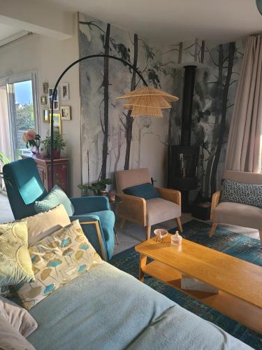 un salon avec un canapé, des chaises et une table dans l'établissement La Fontaine de Baron, à Baron-sur-Odon