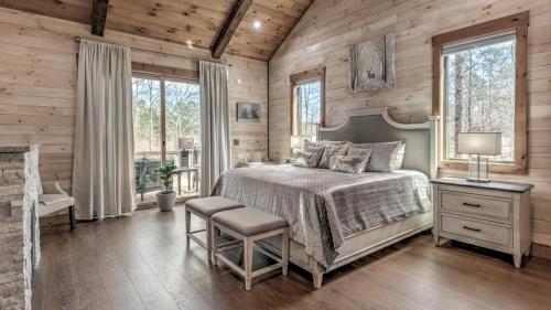 Ένα ή περισσότερα κρεβάτια σε δωμάτιο στο Luxury Lodge on the Toccoa