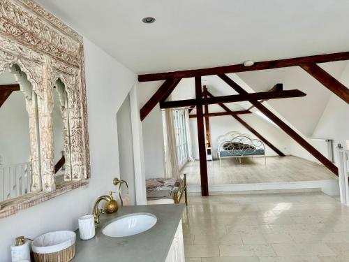 une salle de bain avec un lavabo et un miroir dans l'établissement Charmantes Haus Nähe Bonn Köln Messe Phantasialand, à Bornheim