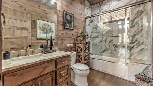 Ένα μπάνιο στο Luxury Lodge on the Toccoa