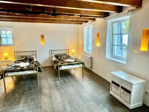 deux lits dans une chambre avec deux fenêtres dans l'établissement Charmantes Haus Nähe Bonn Köln Messe Phantasialand, à Bornheim