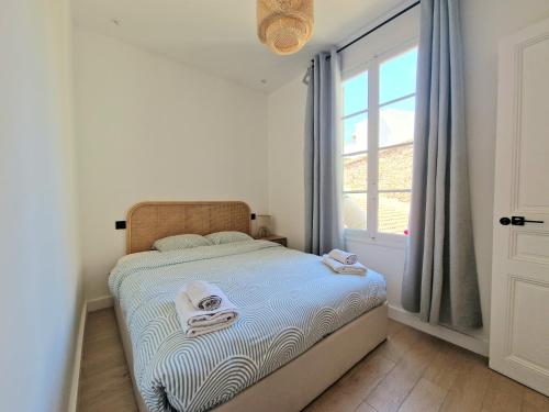 une petite chambre avec un lit et une fenêtre dans l'établissement Casa Riviera - en plein coeur du vieil Antibes, à Antibes