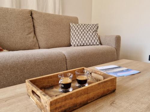 un plateau en bois avec deux verres sur une table basse dans l'établissement Casa Riviera - en plein coeur du vieil Antibes, à Antibes