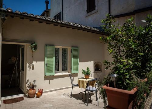 App. con terrazza panoramica in centro-Montefalcoにあるバルコニーまたはテラス