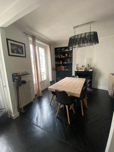 La Voisine d'Emilie In Paris