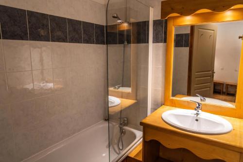 une salle de bain avec un lavabo, une douche et un miroir dans l'établissement Résidence Les Hauts De Preclaux - Appartement pour 6 personnes avec vue pistes MAE-9571, aux Orres