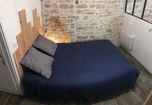 - une chambre avec un lit bleu dans l'établissement El Capullo - Appartement en Rdc avec cour en centre ville, à Châteauroux