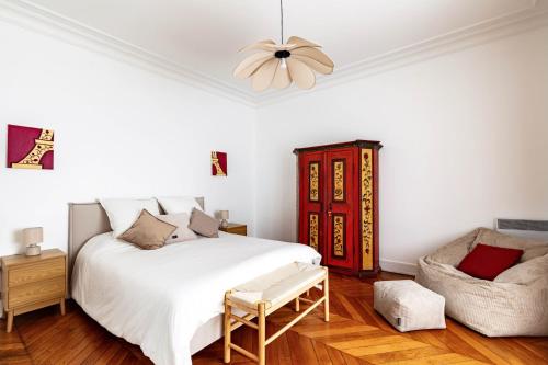 Postel nebo postele na pokoji v ubytování Charming French Style Apartment with Eiffel Tower View Prime Location Near Top Attractions