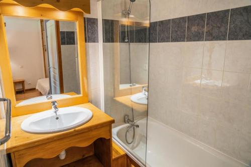 une salle de bain avec un lavabo et une douche dans l'établissement Résidence Les Hauts De Preclaux - Studio avec vue splendide sur le front de neige MAE-3691, aux Orres