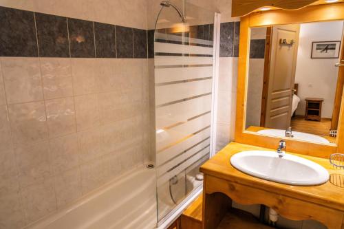 une salle de bain avec un lavabo et une douche dans l'établissement Résidence Les Hauts De Preclaux - Appartement ensoleillé au coeur des Orres 1800 MAE-3671, aux Orres
