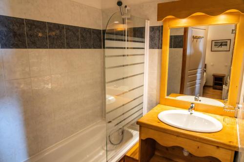 une salle de bain avec un lavabo et une douche dans l'établissement Résidence Les Hauts De Preclaux - Appartement 2 pièces au coeur des Orres 1800 MAE-3681, aux Orres