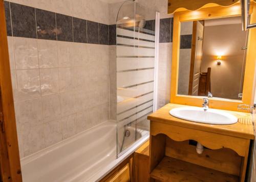 une salle de bain avec un lavabo et une douche dans l'établissement Résidence Les Hauts De Preclaux - Appartement spacieux et chaleureux au Orres 1800 MAE-3411, aux Orres