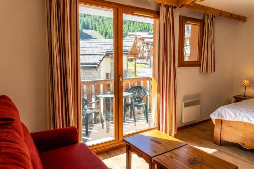 - un salon avec vue sur un balcon dans l'établissement Résidence Les Hauts De Preclaux - Charmant appartement face aux pics des Orres MAE-3421, aux Orres