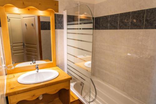 une salle de bain avec un lavabo et une douche dans l'établissement Résidence Les Hauts De Preclaux - Charmant appartement face aux pics des Orres MAE-3421, aux Orres