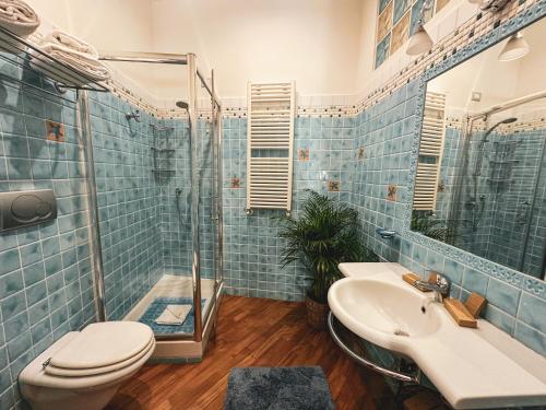 un bagno con doccia, WC e lavandino di TIBERIM Exclusive Rome a Roma