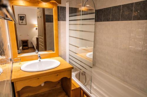 une salle de bain avec un lavabo, un miroir et une douche dans l'établissement Résidence Les Hauts De Preclaux - Appartement 6 couchages exposé plein sud MAE-0821, aux Orres