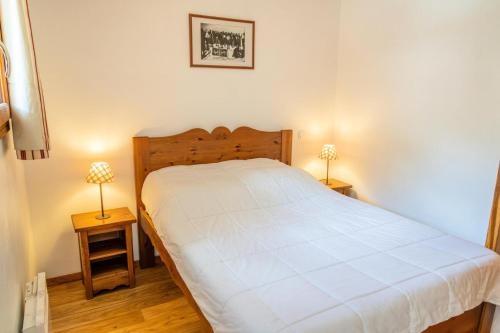- une chambre avec un lit blanc et 2 lampes dans l'établissement Résidence Les Hauts De Preclaux - Appartement 6 couchages exposé plein sud MAE-0821, aux Orres