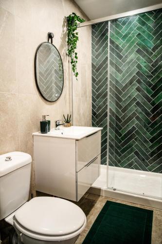 une salle de bain avec toilettes, lavabo et douche dans l'établissement Charmant Studio Caluire et Cuire - LYON, à Caluire-et-Cuire