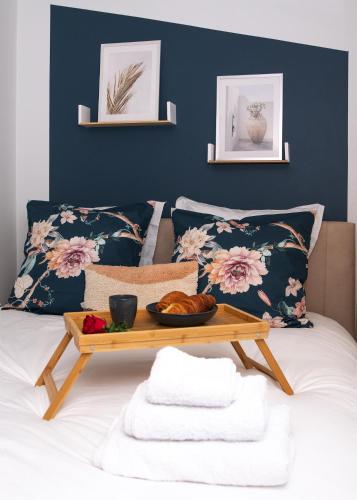 - un lit avec un plateau de nourriture dans l'établissement Charmant Studio Caluire et Cuire - LYON, à Caluire-et-Cuire