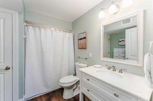 Un baño de SunScape & SeaScape Beachfront Vacation Home
