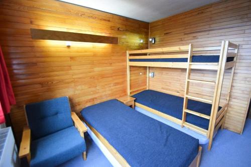 une chambre avec deux lits superposés et une échelle dans l'établissement Résidence L'everest - 2 Pièces 5 pers - L'EVEREST - PLAGNE CENTRE MAE-5814, à Aime La Plagne