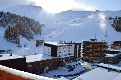 - une vue sur une station de ski avec une piste enneigée dans l'établissement Résidence L'everest - 2 Pièces 5 pers - L'EVEREST - PLAGNE CENTRE MAE-5814, à Aime La Plagne