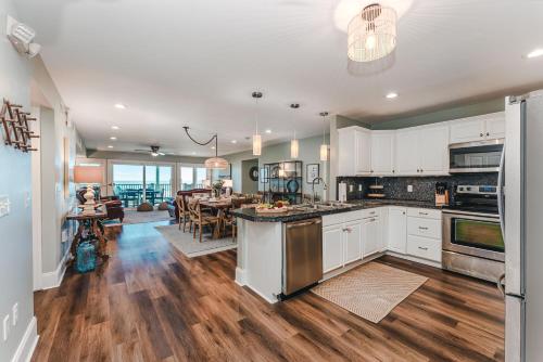 Una cocina o cocineta en SunScape & SeaScape Beachfront Vacation Home