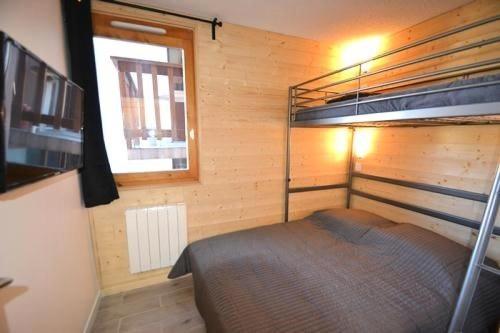 une chambre avec un lit superposé et une fenêtre dans l'établissement Résidence Les Hameaux I - 2 Pièces 4/5 pers - LES HAMEAUX 1- PLAGNE VILLAGES MAE-9294, à Aime La Plagne