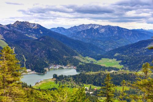 a lake in the middle of a valley with mountains at Ferienwohnung "Seeluft" - Raus in die Berge und an den See in Schliersee