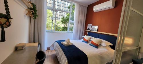 ein kleines Schlafzimmer mit einem Bett mit Fenster in der Unterkunft Studio RB - Novíssimo! in Rio de Janeiro