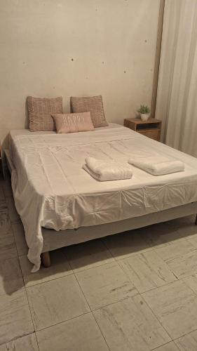 un lit avec deux oreillers dessus dans une chambre dans l'établissement Apartamento de ferias, à Bezons