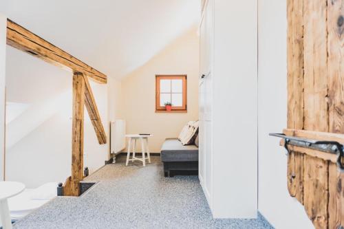 una sala de estar con un sofá y una mesa en Willa Cross, en Szklarska Poręba