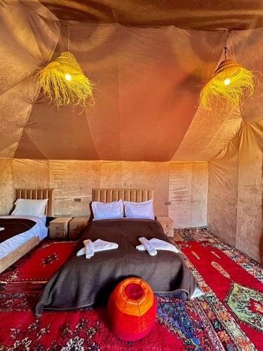 Un dormitorio con una cama en una tienda de campaña. en Gorgeous Luxury Camp, en Merzouga