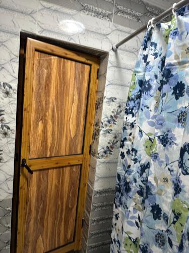 a door in a room with a shower curtain at شالية ارضي بجارين مكيف بالكامل في مارسليا بيتش in Dawwār Muḩammad Abū Shanab