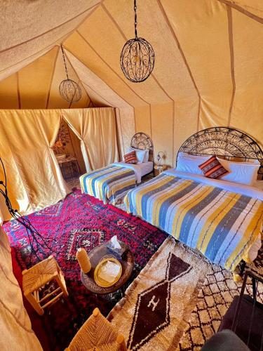 1 dormitorio con 2 camas en una tienda de campaña en Gorgeous Luxury Camp, en Merzouga