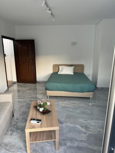 Ένα ή περισσότερα κρεβάτια σε δωμάτιο στο Beachside Light House Kato Paphos 82