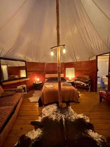 a bedroom with a bed in a tent at Exclusivo glamping en el bosque in Ferrería de Tula