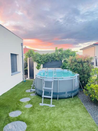 - un bain à remous dans l'arrière-cour d'une maison dans l'établissement Villa Dolce Vida proche golf, lac, plage et Collioure, à Villeneuve-de-la-Raho