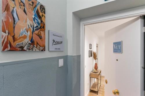 a hallway with a painting on the wall at Picasso, para 6 personas, espacioso piso de diseño in Gijón